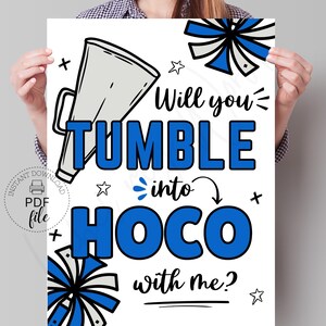 Puede incluir: Un cartel blanco imprimible con pompones de animadora azules y grises y un megáfono. El texto en el cartel dice "¿Quieres caer en Hoco conmigo?"