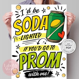 Puede incluir: Un póster blanco con el texto "I'd be SODA 'll-LIGHTED IF YOU'D GO TO PROM with me!" en amarillo y verde. También aparece una lata de refresco verde con una rodaja de limón y un corazón rojo. Una pegatina redonda dice "instant NOT EDITABLE PDF DOWNLOAD".
