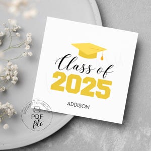 以下が含まれることがあります： 黄色の卒業帽と「Class of 2025」という黄色の文字が書かれた白いカード。名前の「Addison」は年の下に印刷されています。