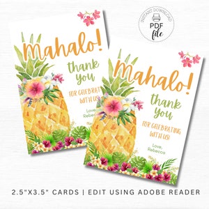 Può includere: Due biglietti di ringraziamento da 2,5" x 3,5" con un design di ananas ad acquerello. I biglietti includono il testo "Mahalo! Grazie per aver festeggiato con noi!" e spazio per un nome personalizzato.