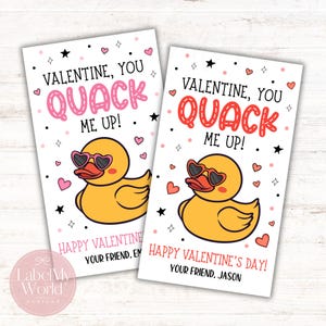 Puede incluir: Dos tarjetas de San Valentín con un pato amarillo con gafas de sol en forma de corazón. Las tarjetas dicen "VALENTINE, YOU QUACK ME UP!" y "HAPPY VALENTINE'S DAY!" con un nombre en la parte inferior. Corazones rosas y estrellas negras decoran el fondo blanco.