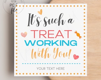 Puede incluir: Una etiqueta de regalo imprimible con fondo blanco y borde de puntos amarillos. El texto dice "Es un placer TRABAJAR contigo!" con corazones y una ilustración de caramelo. Hay un espacio debajo para "TU TEXTO AQUÍ".