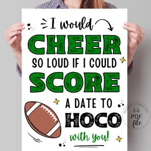 Puede incluir: Póster blanco con el texto "I would CHEER SO LOUD IF I COULD SCORE A DATE TO HOCO with you!" en verde y negro. Un balón de fútbol marrón está en la esquina inferior izquierda. Estrellas y puntos están dispersos alrededor del texto.