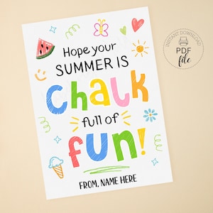 Pode incluir: Um cartão imprimível colorido com o texto "Hope your SUMMER IS chalk full of fun!" e "FROM, NAME HERE". O cartão apresenta uma melancia, uma borboleta, um sol, uma flor e outras ilustrações divertidas com tema de verão.