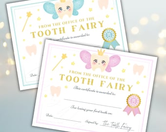 Puede incluir: Dos certificados del hada de los dientes. Uno tiene un borde azul y el otro un borde rosa. Cada certificado presenta un diente de dibujos animados con alas y una corona, una varita mágica y el texto "FROM THE OFFICE OF THE TOOTH FAIRY".