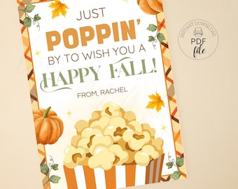 Puede incluir: Una tarjeta imprimible con temática otoñal. La tarjeta presenta un cubo de palomitas de maíz, calabazas y hojas. El texto de la tarjeta dice "Just Poppin' by to wish you a Happy Fall! From, Rachel".