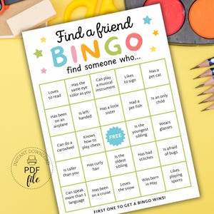 Könnte beinhalten: Ein druckbares "Finde einen Freund Bingo" Spielblatt. Das farbenfrohe Design zeigt den Titel "Find a friend BINGO" und Aufforderungen wie "Liebt es zu lesen" und "Hat eine Katze". Enthält ein "KOSTENLOS"-Symbol und den Text "Sofort-Download PDF-Datei".