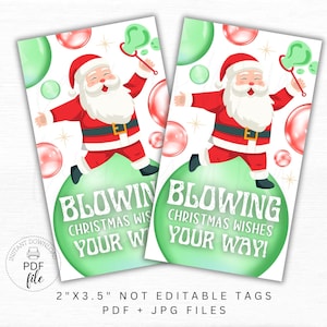 Puede incluir: Dos etiquetas de regalo imprimibles con un Papá Noel de dibujos animados soplando burbujas. Las etiquetas miden 2 pulgadas por 3,5 pulgadas y tienen el texto "Blowing Christmas Wishes Your Way!" impreso en ellas.