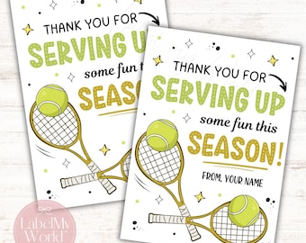 Könnte beinhalten: Zwei weiße Karten zum Thema Tennis mit dem Text "THANK YOU FOR SERVING UP some fun this SEASON!" und Platz für einen Namen. Jede Karte zeigt eine Illustration von Tennisball und Schläger mit Stern- und Punktakzenten.