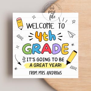以下が含まれることがあります： 「WELCOME TO 4th GRADE」のテキストが黒とカラフルな文字で書かれた、正方形の白い印刷可能なPDFファイル。「IT'S GOING TO BE A GREAT YEAR!」のテキストも含まれており、「FROM, MRS. ANDREWS」という名前も含まれています。