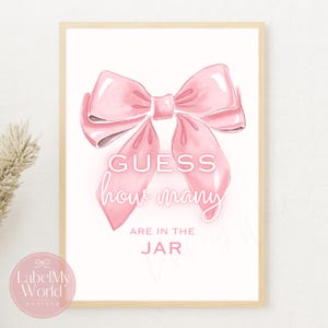 Op de afbeelding: Een set van drie keramische mokken met een gespikkelde, matte afwerking. De mokken zijn in tinten crème, lichtgrijs en donkergrijs. Elke mok heeft een eenvoudig, minimalistisch ontwerp, perfect voor koffie of thee.