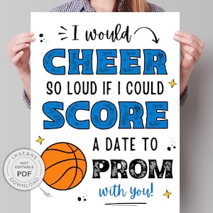 Peut inclure: Une affiche blanche avec le texte "I would CHEER SO LOUD IF I COULD SCORE A DATE TO PROM with you !" en bleu et noir. Un ballon de basket-ball orange est présenté, ainsi que des graphiques en forme d'étoiles et de points.