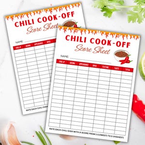 Könnte beinhalten: Zwei weiße "Chili Cook-Off Score Sheet"-Drucke. Jedes Blatt hat einen roten und orangefarbenen Flammenrand mit Platz zum Schreiben des Namens und zum Bewerten von Chili-Gerichten nach Aroma, Aussehen, Schärfe, Textur und Geschmack.