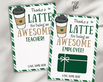 Puede incluir: Dos tarjetas de regalo imprimibles con un gráfico de taza de café. Una dice "¡Gracias por un LATTE por ser un PROFESOR IMPRESIONANTE!" y la otra dice "¡Gracias por un LATTE por ser un EMPLEADO IMPRESIONANTE!" Ambas tienen un borde a rayas verde y blanco.