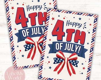 Puede incluir: Dos tarjetas rectangulares con temática patriótica en una paleta de colores rojo, blanco y azul. El texto dice Happy 4th of July en letras rojas y azules. Cada tarjeta está decorada con un lazo grande y un borde de rayas rojas y azules.