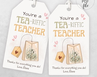 Puede incluir: Dos etiquetas de regalo blancas con una ilustración de una bolsita de té y el texto "You're a Tea-riffic Teacher". Las etiquetas tienen un diseño de corazón rosa y el texto "Thanks for everything you do! Love, Elena".