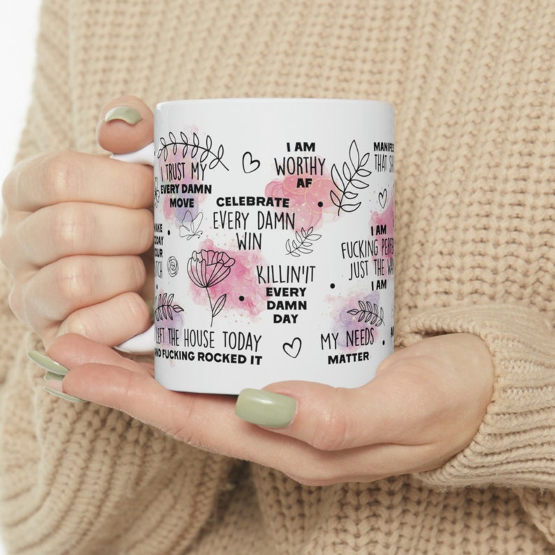 Taza de café motivacional para el autocuidado, taza de afirmaciones, taza de amor propio, taza de buena vibra, afirmaciones con palabrotas, tazas con palabrotas, taza divertida para el bienestar imagen 2