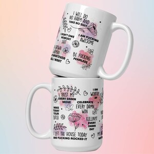 Puede incluir: Dos tazas de cer&aacute;mica blanca con texto negro y dise&ntilde;os florales. La taza de arriba dice "No har&eacute; da&ntilde;o y no aceptar&eacute; mierda" y "Soy jodidamente incre&iacute;ble". La taza de abajo dice "Conf&iacute;o en cada maldito movimiento que hago" y "Sal&iacute; de casa hoy y lo romp&iacute; todo".