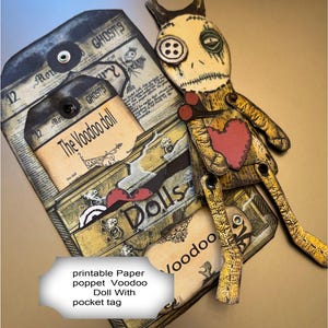 Puede incluir: Una muñeca poppet de papel hecha a mano con una etiqueta de bolsillo. La muñeca tiene ojos de botón, una boca cosida y un corazón rojo. La etiqueta de bolsillo dice "The Voodoo doll" y "Dolls". El fondo es de color marrón claro.