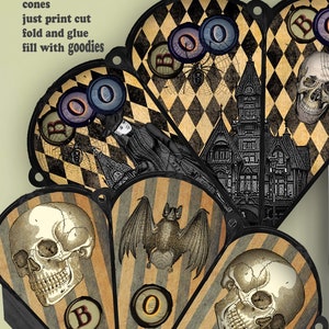 Puede incluir: Dos conos de Halloween imprimibles con un tema gótico victoriano. Los conos presentan un patrón de cuadros negros y blancos, una calavera, un murciélago y la palabra "BOO" en una fuente vintage.