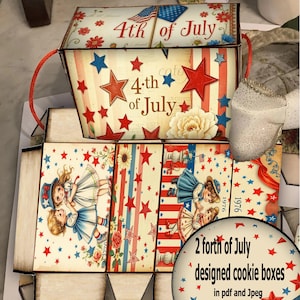 Op de afbeelding: Een decoratieve koekjesdoos met een patriottisch thema. De doos heeft rode, witte en blauwe sterren, strepen en bloemmotieven. De tekst "4th of July" staat prominent afgebeeld. De doos is ontworpen om koekjes in te bewaren.