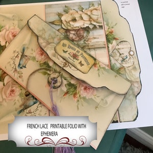 fólio de papel dobrável para impressão com bolsos, etiquetas e itens efémeros em um projeto de artesanato com tema de corações franceses, faça você mesmo fácil para diários e álbuns de recortes