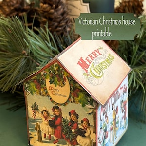 Puede incluir: Una casa de Navidad victoriana imprimible de papel con un diseño vintage. La casa está decorada con acebo, campanas y las palabras "Merry Christmas". La casa mide 2,5x3 pulgadas.
