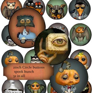 Può includere: Un set di 32 bottoni circolari a tema Halloween da 5 cm di diametro. I bottoni presentano vari personaggi spettrali, tra cui gufi, zucche, pipistrelli e fantasmi. Il testo "Trick or treat" è visibile su uno dei bottoni.