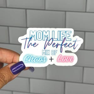 Mom Life Aufkleber | The Perfect Mix of Love and Chaos Vinyl Aufkleber | Wasserdichter mattglänzender holografischer Aufkleber | Lustiges Mom Life Geschenk