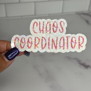 Calcomanía de Coordinador del Caos, divertida calcomanía de vinilo para la vida de mamá jefa, holográfica, mate, brillante e impermeable, apta para lavavajillas, regalo para profesores.