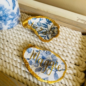 Tarjetas para colocar en la boda de concha de ostra azul y blanca con nombres Tarjetas para colocar en la costa Favores de boda personalizados Regalo de recuerdo de boda en la playa