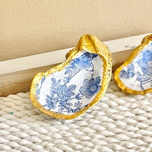 Plato para anillos con forma de concha de ostra pintado a mano, soporte para joyas con forma de concha de ostra de temática costera, tarjetas de lugar con forma de concha de ostra personalizadas, recuerdo de boda con ostras