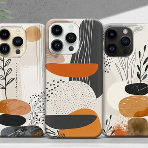 Könnte beinhalten: Drei Handyhüllen mit abstrakten Designs mit geometrischen Formen, Pinselstrichen und Blattwerk in Braun-, Orange-, Schwarz- und Weißtönen.