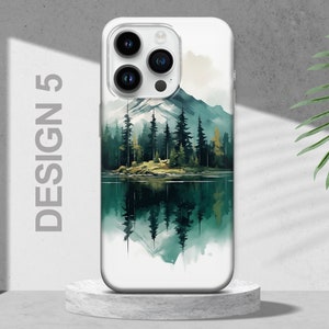 Puede incluir: Una funda de tel&eacute;fono blanca con un dise&ntilde;o de acuarela de un lago de monta&ntilde;a y un bosque. El dise&ntilde;o presenta un reflejo de los &aacute;rboles y las monta&ntilde;as en el agua.