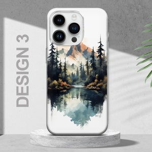 Puede incluir: Una funda de tel&eacute;fono blanca con un dise&ntilde;o de acuarela de una cordillera y un lago que refleja el agua. El dise&ntilde;o presenta un bosque de pinos y una cordillera en el fondo. La funda del tel&eacute;fono tiene una parte posterior transparente y un borde blanco.