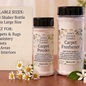 Può includere: Due flaconi spargitori in plastica trasparente di polvere rinfrescante per tappeti Jolie's Scented Candles con tappi neri. Le etichette presentano illustrazioni di margherite bianche e il testo 'Carpet Powder' e 'Carpet Freshener'.