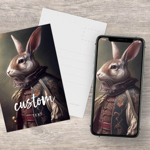 Pu&ograve; includere: Una cartolina con un dipinto digitale di un coniglio che indossa un costume dorato e blu. Il coniglio ha la pelliccia marrone e le orecchie lunghe. La cartolina ha il testo "A custom text" stampato su di essa.