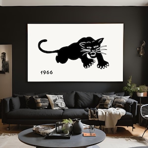 Puede incluir: Obra de arte en blanco y negro que representa una pantera en posición de salto. El año "1966" se muestra en negrita. La obra de arte se encuentra sobre un fondo blanco, creando un fuerte contraste con la pantera negra.