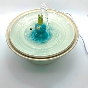 Ceramic pet fountain, medium sized, birdie design