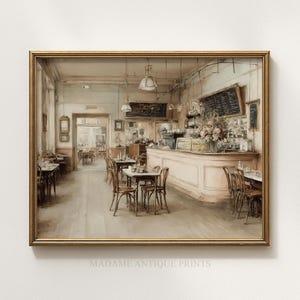 Könnte beinhalten: Ein gerahmter Druck eines Vintage-Café-Interieurs. Das Kunstwerk zeigt einen lichtdurchfluteten Raum mit Tischen, Stühlen und einer Theke. Eine Kreidetafel-Speisekarte hängt an der Wand, und ein Blumenarrangement steht auf der Theke. Die Farbpalette ist weich und gedämpft.