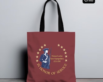 Op de afbeelding: Een rode draagtas met zwarte handvatten. De tas heeft een cirkelvormig ontwerp met gouden sterren en de tekst "IN HONOR OF SERVICE". Binnen de cirkel bevindt zich een blauw-witte illustratie van een man in een koloniaal uniform. De tekst "Moses Locke New Hampshire 1733-1797" is ook opgenomen.