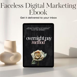 Puede incluir: Una tableta digital muestra el texto "Faceless Digital Marketing Ebook" y "Overnight Pay Method". La portada del libro electrónico tiene un fondo negro con una rosa hecha de dinero. Un jarrón beige está a la izquierda.