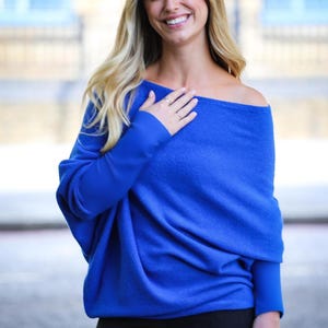 Klassischer Relax Fit Asymmetrischer Drapierter Pullover. Hergestellt in Italien.  Einheitsgröße 8-16