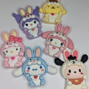 Puede incluir: Seis amuletos de personajes de dibujos animados coloridos, cada uno con un diseño de animal diferente. Los amuletos están hechos de un material suave y flexible y presentan una variedad de colores, incluyendo rosa, azul, amarillo, morado y blanco. Los amuletos son perfectos para agregar un toque de fantasía a cualquier proyecto.