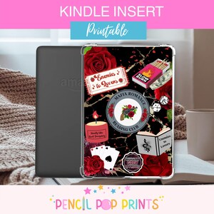 Peut inclure: Insert Kindle avec un motif de marbre noir et divers autocollants, dont des roses rouges, une bougie, des cartes à jouer et le texte "Enemies to Lovers". L'insert est étiqueté "Printable" et comporte le texte "PENCIL POP PRINTS."