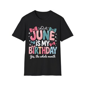 Camiseta estilo suave June Is My Birthday Queen, presente para aniversariante, camiseta estampada rosa e azul, camiseta com estampa de um mês inteiro, camiseta com laço e letras em formato de bolha