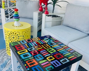 Color Factory Beistelltisch: Moderne Geometrische Kunst