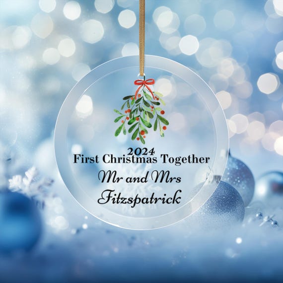 Palla Di Vetro Natalizia Led 'Il Nostro Primo Natale Mr. & Mrs. 2024' Con Pigne E Neve Finta - Diametro 10,2 Cm
