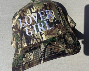 Gorra de camionero bordada para chica amante del camuflaje