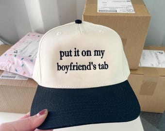 Gorra de camionero bordada con la etiqueta "Ponlo en la pestaña de mi novio"